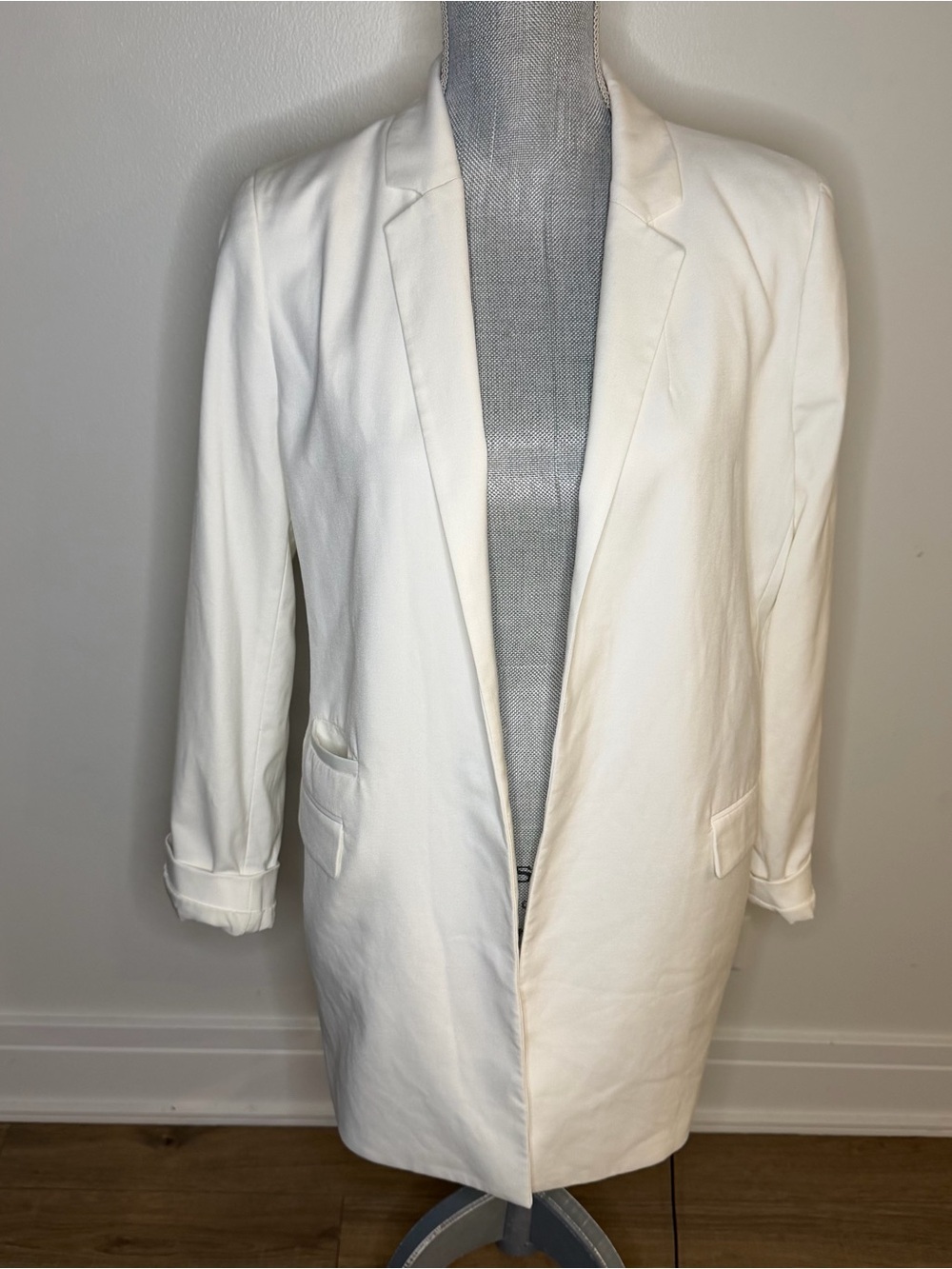 Chico's White Open-Front Longline Blazer, size 1- M